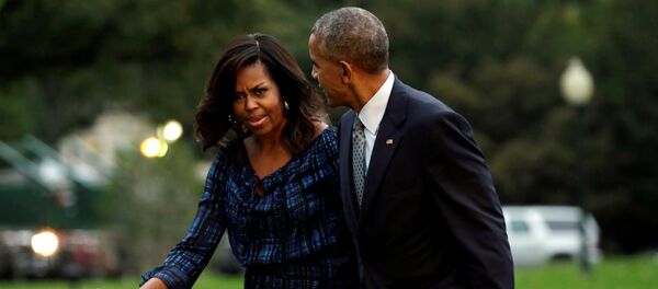 Predsednik SAD Barak Obama sa suprugom Mišel na travnjaku ispred Bele kuće u Vašingtonu Predsednik SAD Barak Obama sa suprugom Mišel na travnjaku ispred Bele kuće u Vašingtonu - Sputnik Srbija