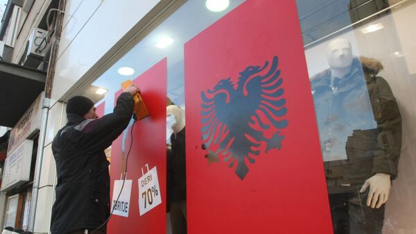 Албанкса застава на излогу у Приштини - Sputnik Србија