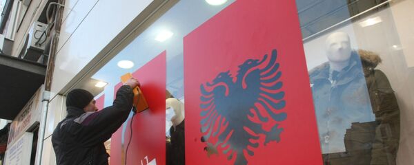Albanksa zastava na izlogu u Prištini - Sputnik Srbija