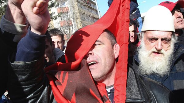 Албанци на Косову са албанским заставима у Приштини - Sputnik Србија