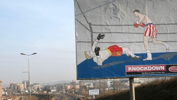 Проамеричка пропаганда у Приштини 2008 , где амерички боксер баца на под руском, након самопроглашења Косова - Sputnik Србија
