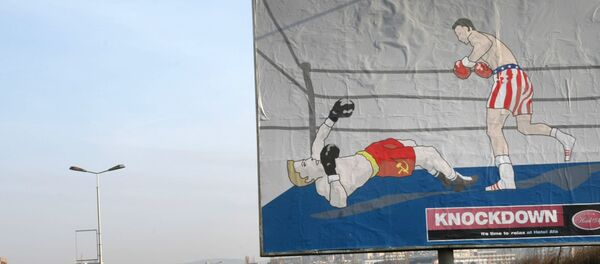 Проамеричка пропаганда у Приштини 2008 , где амерички боксер баца на под руском, након самопроглашења Косова Проамеричка пропаганда у Приштини 2008 , где амерички боксер баца на под руском, након самопроглашења Косова - Sputnik Србија