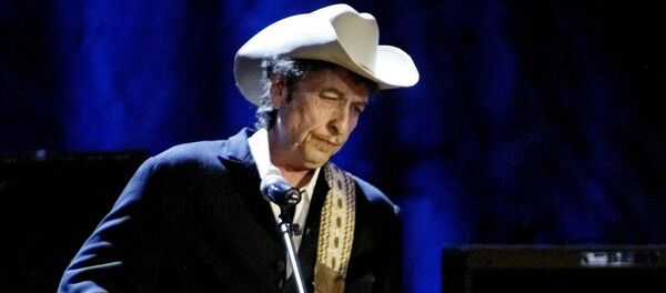 Rok muzičar Bob Dilan tokom koncerta u Los Anđelesu Rok muzičar Bob Dilan tokom koncerta u Los Anđelesu - Sputnik Srbija