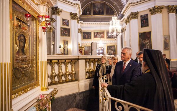 Predsednik Srbije Tomislav Nikolić u Sankt Peterburgu posetio je Svetotrojičku Lavru Aleksandar Nevski gde je prisustvovao molebanu. - Sputnik Srbija