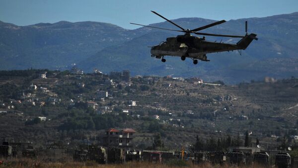 Helikopter Mi-24 nadleće nad teritorijom vazduhoplovne baze Hmejmim u Siriji - Sputnik Srbija