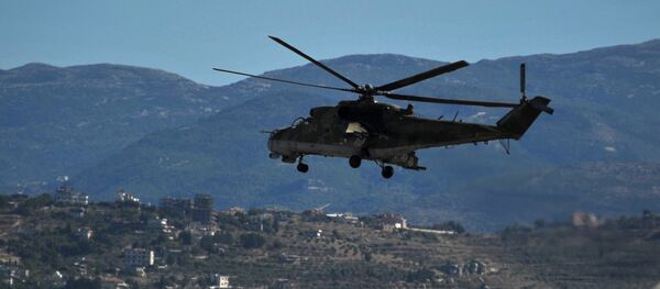 Helikopter Mi-24 nadleće nad teritorijom vazduhoplovne baze Hmejmim u Siriji Helikopter Mi-24 nadleće nad teritorijom vazduhoplovne baze Hmejmim u Siriji - Sputnik Srbija