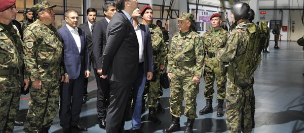 Председник владе Србије Александар Вучић, потпредседник и министар унутрашњих послова Небојша Стефановић, министар одбране Зоран Ђорђевић и начелник Генералштаба Војске Србије Љубиша Диковић у касарни Аеродром у Нишу Председник владе Србије Александар Вучић, потпредседник и министар унутрашњих послова Небојша Стефановић, министар одбране Зоран Ђорђевић и начелник Генералштаба Војске Србије Љубиша Диковић у касарни Аеродром у Нишу - Sputnik Србија