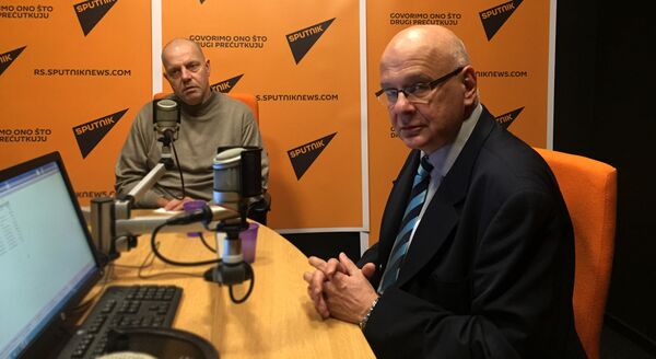 Politikolog Aleksandar Pavić i direktor Instituta za uporedno pravo Jovan Ćirić Politikolog Aleksandar Pavić i direktor Instituta za uporedno pravo Jovan Ćirić - Sputnik Srbija