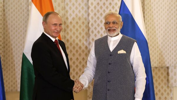 Председник Русије Владимир Путин и премијер Индије Нарендра Моди пре састанка у оквиру самита БРИКС-а - Sputnik Србија