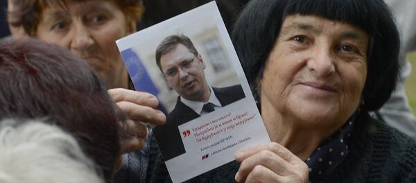 Грађани Ниша чекају на разговор с Вучићем испред Дома Војске. Грађани Ниша чекају на разговор с Вучићем испред Дома Војске. - Sputnik Србија