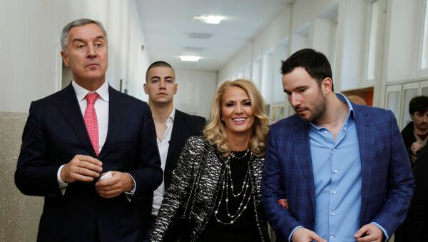 Premijer Crne Gore Milo Đukanović nakon glasanja sa suprugom i sinom. - Sputnik Srbija