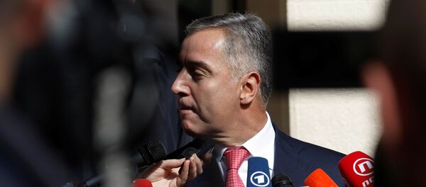 Премијер Црне Горе и лидер Демократске партије социјалиста Црне Горе Мило Ђукановић одговара на питања новинара након гласања. Премијер Црне Горе и лидер Демократске партије социјалиста Црне Горе Мило Ђукановић одговара на питања новинара након гласања. - Sputnik Србија