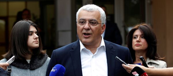 Лидер опозиционог Демократског фронта Андрија Мандић одговара на питања новинара након гласања Лидер опозиционог Демократског фронта Андрија Мандић одговара на питања новинара након гласања - Sputnik Србија