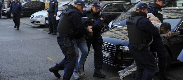 Crnogorska policija - hapšenje tokom izbornog dana - Sputnik Srbija