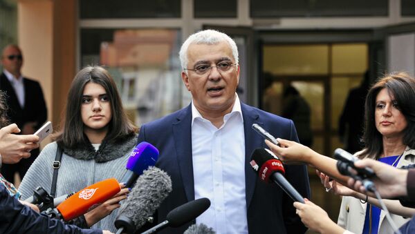 Лидер опозиционог Демократског фронта Андрија Мандић одговара на питања новинара након гласања - Sputnik Србија