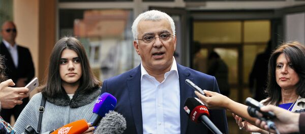 Lider opozicionog Demokratskog fronta Andrija Mandić odgovara na pitanja novinara nakon glasanja - Sputnik Srbija