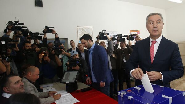 Premijer Crne Gore Milo Đukanović ubacuje glasački list u kutiju na biračkom mestu u Podgorici - Sputnik Srbija