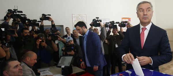 Milo Đukanović ubacuje glasački list u kutiju na biračkom mestu u Podgorici - Sputnik Srbija