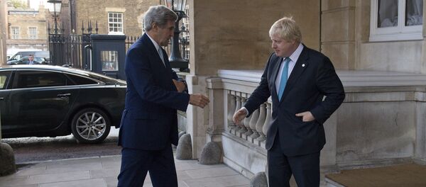 Амерички државни секретар Џон Кери и министар спољних послова Велике Британије Борис Џонсон пре састанка у Лондону - Sputnik Србија