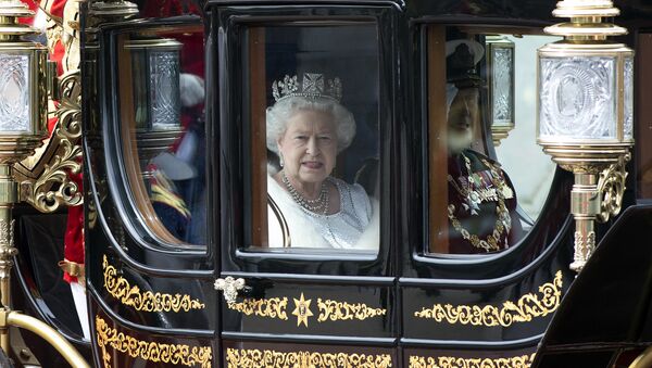 Британска краљица Елизабета Друга и принц Филип, војвода од Единбурга иду ка Вестминстерској палати у Лондону - Sputnik Србија