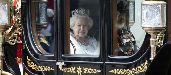 Британска краљица Елизабета Друга и принц Филип, војвода од Единбурга иду ка Вестминстерској палати у Лондону - Sputnik Србија