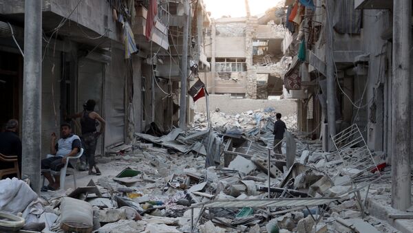 Становници града прегледају разрушене зграде након ваздушних напада у Алепу - Sputnik Србија