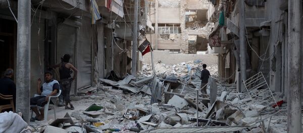 Stanovnici grada pregledaju razrušene zgrade nakon vazdušnih napada u Alepu - Sputnik Srbija