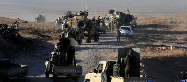 Kolona Pešmergi iračkih Kurda u napadu na teroriste DAEŠ-a gradu Mosulu, Irak - Sputnik Srbija