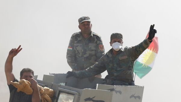 Kolona Pešmergi iračkih Kurda u napadu na teroriste DAEŠ-a gradu Mosulu, Irak - Sputnik Srbija