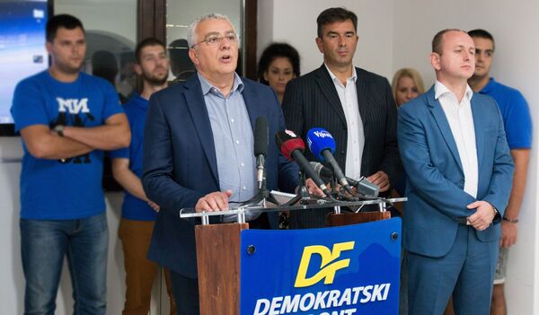 Na pomolu obračun „orbanista“ i „soroševaca“ usred Crne Gore Na pomolu obračun „orbanista“ i „soroševaca“ usred Crne Gore - Sputnik Srbija
