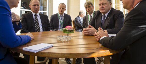 Канцлер Германии Ангела Меркель, президент России Владимир Путин, президент Украины Петр Порошенко и президент Франции Франсуа Олланд во время неформальной встречи в Париже - Sputnik Србија