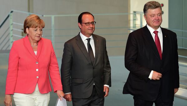 Nemačka kancelarka Angela Merkel, francuski predsednik Fransoa Oland i ukrajinski predsednik Petro Porošenko dolaze na zajedničku konferenciju za medije u Berlinu - Sputnik Srbija