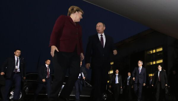 Немачка канцеларка Ангела Меркел и председник Русије Владимир Путин долазе на самит Нормандијске четворке у Берлину - Sputnik Србија