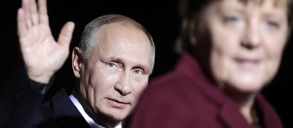 Predsednik Rusije Vladimir Putin i nemačka kancelarka Angela Merkel pre sastanka Normandijske četvorke u Berlinu Predsednik Rusije Vladimir Putin i nemačka kancelarka Angela Merkel pre sastanka Normandijske četvorke u Berlinu - Sputnik Srbija