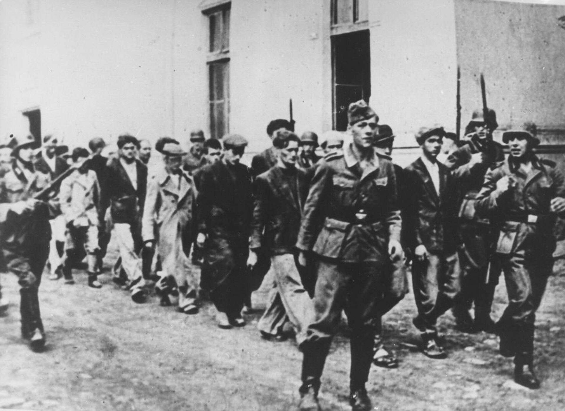 Немци хапсе грађане за стрељање у Крагујевцу уочи 21. октобра 1941. Међу ухапшеним су и ученици разреда V/3 - Sputnik Србија, 1920, 17.04.2024