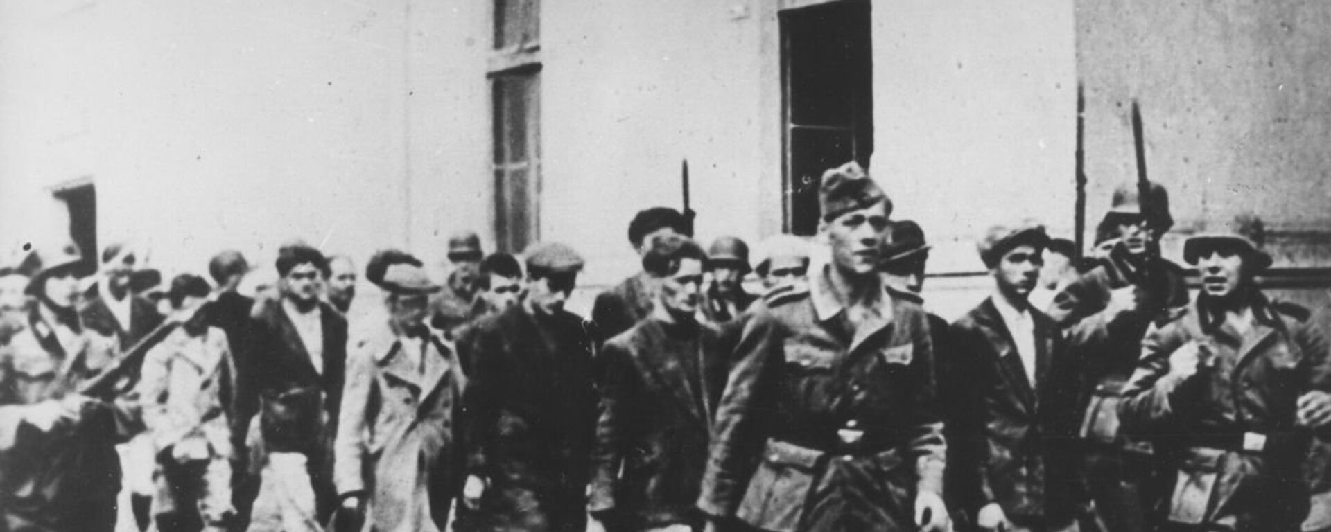 Немци хапсе грађане за стрељање у Крагујевцу уочи 21. октобра 1941. Међу ухапшеним су и ученици разреда V/3 - Sputnik Србија, 1920, 21.10.2022