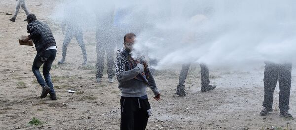 Francuska policija vodenim topovima rasteruje učesnike protesta podrške migrantima i izbeglicama u kampu u Kaleu Francuska policija vodenim topovima rasteruje učesnike protesta podrške migrantima i izbeglicama u kampu u Kaleu - Sputnik Srbija
