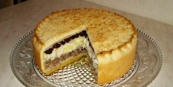 Пита губадија са месом. Обично се ставља непаран број слојева надева, а када се служи за свадбу постоји веровање да ће младожења остати у кући младе онолико година колико има слојева Пита губадија са месом. Обично се ставља непаран број слојева надева, а када се служи за свадбу постоји веровање да ће младожења остати у кући младе онолико година колико има слојева - Sputnik Србија