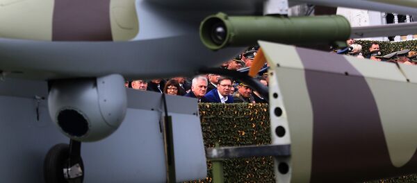 Александар Вучић и Томислав Николић на војној паради у Новом Саду Александар Вучић и Томислав Николић на војној паради у Новом Саду - Sputnik Србија