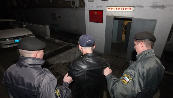 Policija privodi pijanicu u policijsku stanicu na trežnjenje - Sputnik Srbija