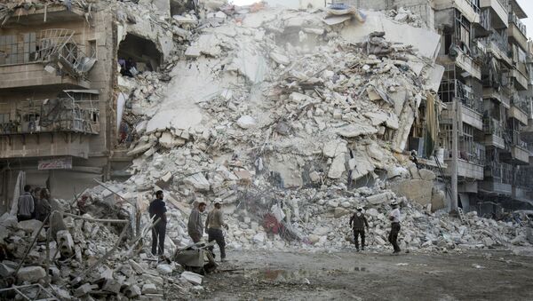 Чланови Сиријске цивилне заштите, познате и као Бели шлемови, стоји поред порушених зграда у Алепу - Sputnik Србија