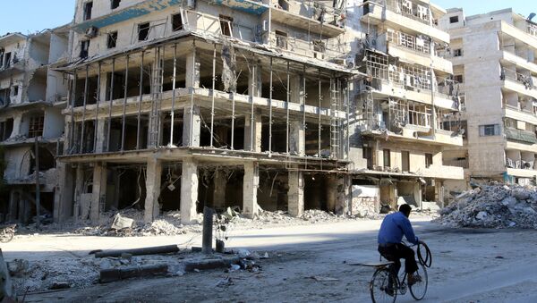 Čovek prolazi pored ruševina u gradu Alepu, Sirija - Sputnik Srbija