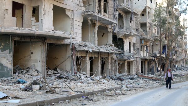Човек пролази поред рушевина у граду Алепу, Сирија - Sputnik Србија