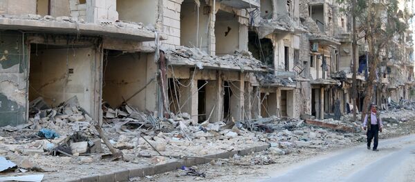 Човек пролази поред рушевина у граду Алепу, Сирија - Sputnik Србија