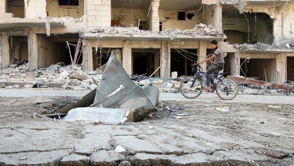 Човек пролази поред рушевина у граду Алепу, Сирија - Sputnik Србија