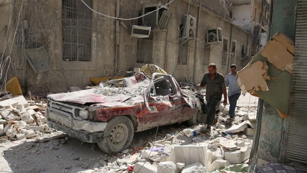 Civili prolaze pored ruševina u gradu Alepu, Sirija - Sputnik Srbija