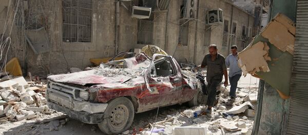 Цивили пролазе поред рушевина у граду Алепу, Сирија - Sputnik Србија