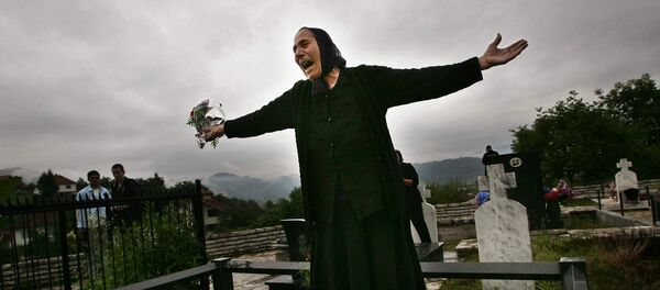 Srpkinja na grobu svog sina u BiH - Sputnik Srbija
