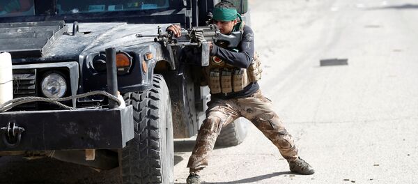 Припадник Ирачких специјалних снаг у Мосулу, у борби са ДАЕШ-ом - Sputnik Србија