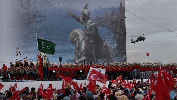 Turski vojnici, muzičari i zabavljači u uniformama iz perioda Otomanskog carstva na mitingu u Istambulu - Sputnik Srbija
